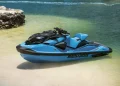 : جت‌اسکی Sea-Doo RXP-X RS 325 آبی‌رنگ در آب کم‌عمق ساحلی