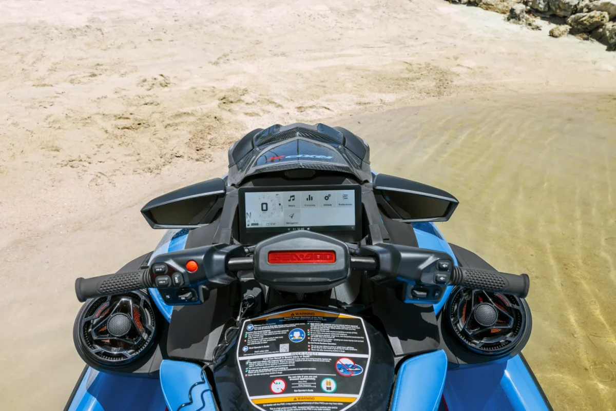 نمای کابین و نمایشگر لمسی 10.25 اینچی جتاسکی Sea-Doo RXP-X RS 325 هنگام رانندگی