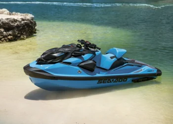 : جت‌اسکی Sea-Doo RXP-X RS 325 آبی‌رنگ در آب کم‌عمق ساحلی