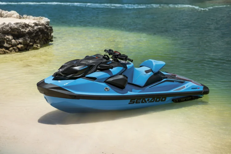: جتاسکی Sea-Doo RXP-X RS 325 آبیرنگ در آب کمعمق ساحلی