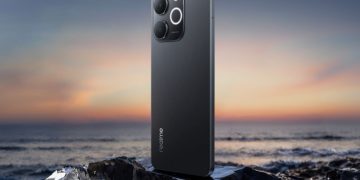 نمای پشتی گوشی Realme با طراحی مینیمال و ماژول دوربین دوگانه، قرارگرفته روی صخره در پس‌زمینه ساحل هنگام غروب