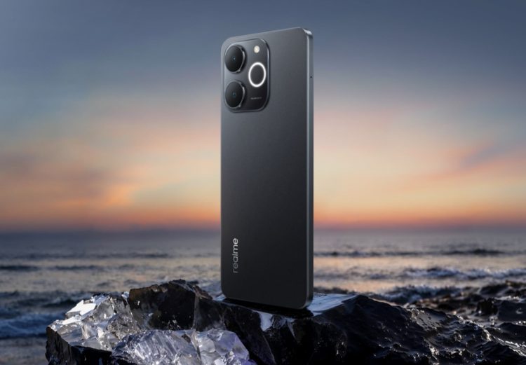 نمای پشتی گوشی Realme با طراحی مینیمال و ماژول دوربین دوگانه، قرارگرفته روی صخره در پس‌زمینه ساحل هنگام غروب