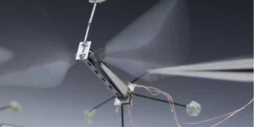 نمونهٔ آزمایشگاهی یک ربات پرندهٔ هم‌اندازهٔ حشره که با بال‌های نازک و سامانهٔ الکترونیکی سبک، حرکت و تعادل را شبیه‌سازی می‌کند.