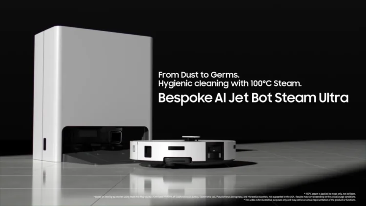 ربات جاروبرقی هوشمند Samsung Bespoke AI Jet Bot Steam Ultra در حال شارژ کنار ایستگاه اصلی، با متن تبلیغاتی «From Dust to Germs – Hygienic cleaning with 100°C Steam» و طراحی مینیمال سفید و مشکی روی کف سرامیکی.