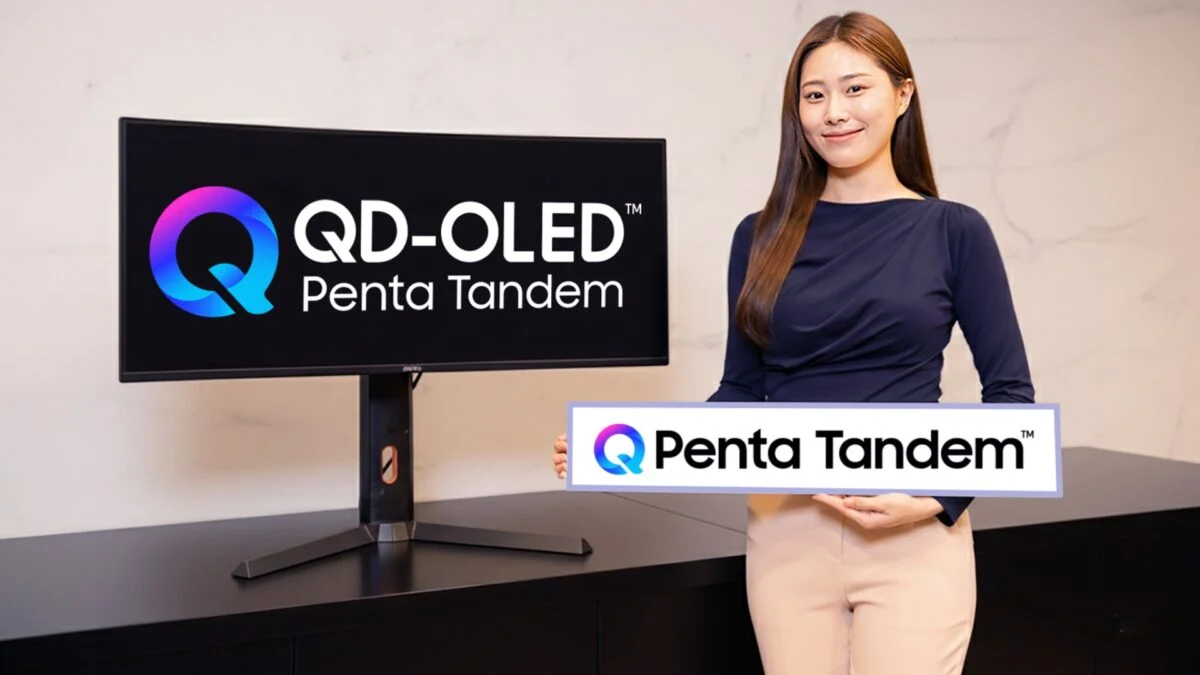 نمایی از یک مانیتور حرفه‌ای QD‑OLED Penta Tandem سامسونگ روی میز نمایش، که لوگو و نام فناوری روی صفحه دیده می‌شود؛ در کنار آن یک تابلو برندینگ Penta Tandem قرار دارد و تصویر بر معرفی رسمی فناوری پنل‌های چندلایه QD‑OLED برای مانیتورهای رده‌بالا تمرکز دارد.