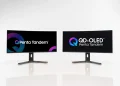 دو مانیتور فوق‌عریض با طراحی خمیده روی پس‌زمینه سفید دیده می‌شوند که روی نمایشگر آن‌ها برندینگ QD‑OLED Penta Tandem نمایش داده شده است؛ تصویر به فناوری پیشرفته نمایشگرهای QD‑OLED چندلایه سامسونگ با تمرکز بر روشنایی بالا، کنتراست عمیق و کاربری حرفه‌ای اشاره دارد.