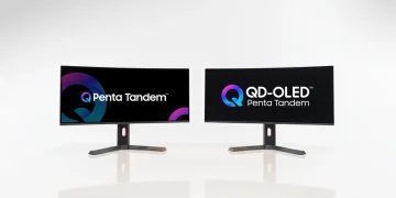 دو مانیتور فوق‌عریض با طراحی خمیده روی پس‌زمینه سفید دیده می‌شوند که روی نمایشگر آن‌ها برندینگ QD‑OLED Penta Tandem نمایش داده شده است؛ تصویر به فناوری پیشرفته نمایشگرهای QD‑OLED چندلایه سامسونگ با تمرکز بر روشنایی بالا، کنتراست عمیق و کاربری حرفه‌ای اشاره دارد.