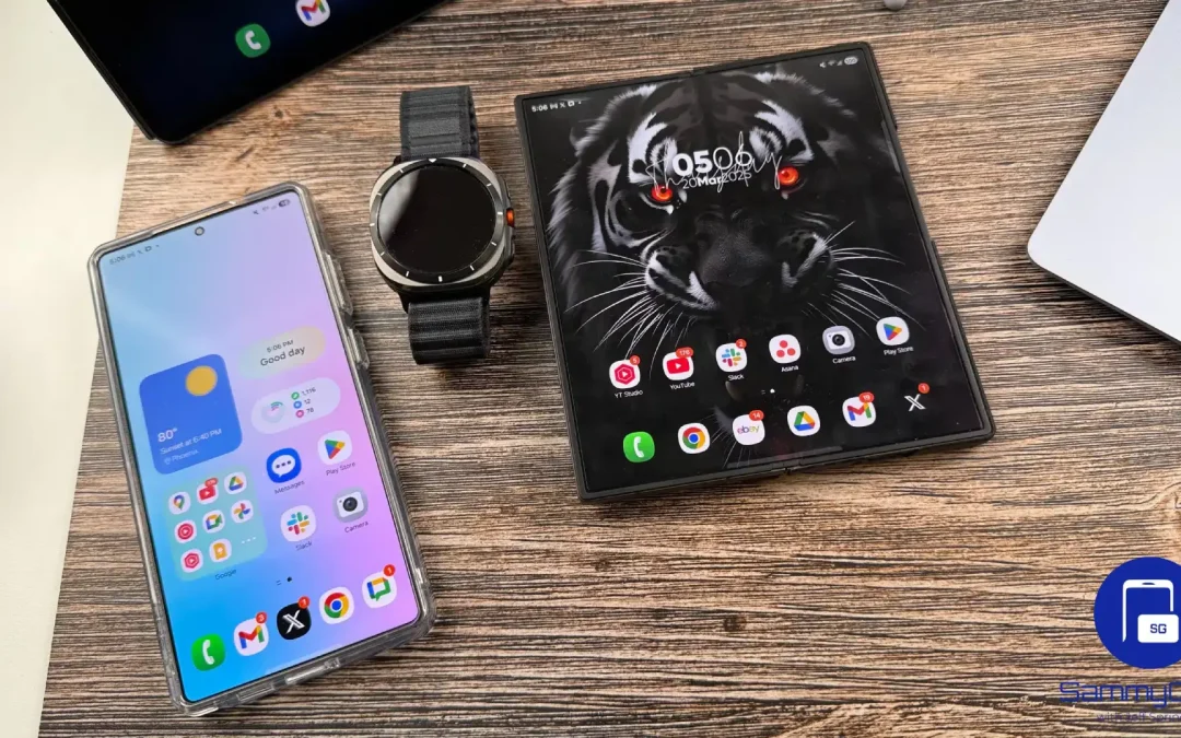 مجموعه‌ای از محصولات سامسونگ شامل گوشی هوشمند، ساعت هوشمند و تبلت تاشو روی یک میز چوبی.