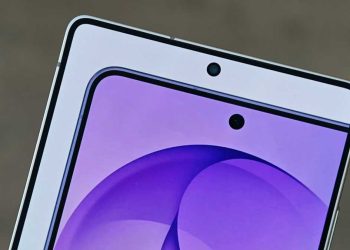 نمای نزدیک از لبه بالایی و دوربین سلفی دو گوشی هوشمند برای مقایسه ضخامت حاشیه نمایشگر (Bezel).