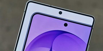 نمای نزدیک از لبه بالایی و دوربین سلفی دو گوشی هوشمند برای مقایسه ضخامت حاشیه نمایشگر (Bezel).