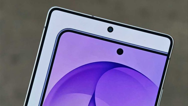 نمای نزدیک از لبه بالایی و دوربین سلفی دو گوشی هوشمند برای مقایسه ضخامت حاشیه نمایشگر (Bezel).