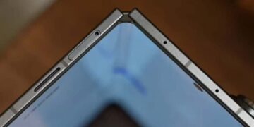 نمای نزدیک از لولای یک گوشی تاشوی سامسونگ که نیمه‌باز است.