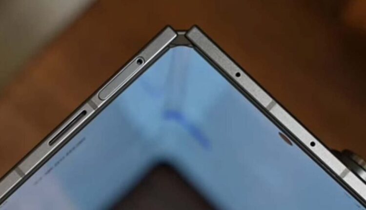 نمای نزدیک از لولای یک گوشی تاشوی سامسونگ که نیمه‌باز است.