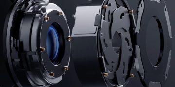 نمای انفجاری و سه‌بعدی از اجزای داخلی لنز دوربین گوشی با دیافراگم چندتیغه‌ای متغیر.