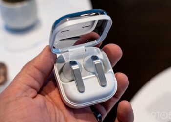 قاب مغناطیسی Galaxy Buds 4 تبدیل کیس به پایه Galaxy S26