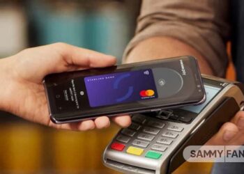 شخصی در حال پرداخت بدون تماس (NFC) با گوشی سامسونگ روی دستگاه کارت‌خوان.