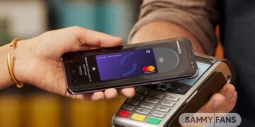 شخصی در حال پرداخت بدون تماس (NFC) با گوشی سامسونگ روی دستگاه کارت‌خوان.