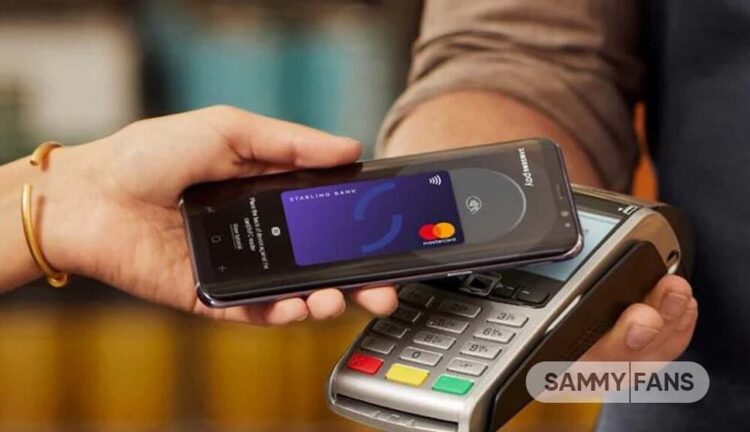 شخصی در حال پرداخت بدون تماس (NFC) با گوشی سامسونگ روی دستگاه کارت‌خوان.