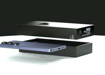 یک گوشی هوشمند باریک به رنگ بنفش یاسی که در کنار جعبه مشکی رنگ خود (با نوشته Galaxy S26 Ultra) قرار دارد.