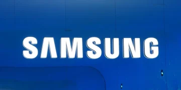 لوگوی درخشان و سفید سامسونگ روی پس‌زمینه‌ای به رنگ آبی روشن