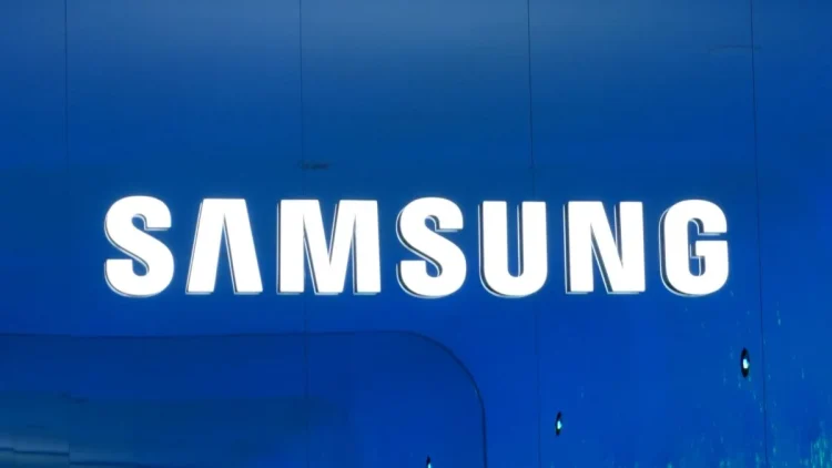 لوگوی درخشان و سفید سامسونگ روی پسزمینهای به رنگ آبی روشن