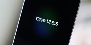 نمای نزدیک از صفحه گوشی سامسونگ با متن سفید "One UI 8.5" در زمینه مشکی.