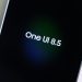 نمای نزدیک از صفحه گوشی سامسونگ با متن سفید "One UI 8.5" در زمینه مشکی.