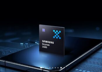 تصویر تبلیغاتی پردازنده Samsung Exynos 2600 که روی بدنه یک گوشی هوشمند قرار گرفته است.