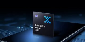 تصویر تبلیغاتی پردازنده Samsung Exynos 2600 که روی بدنه یک گوشی هوشمند قرار گرفته است.