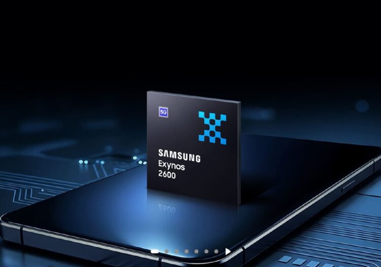 تصویر تبلیغاتی پردازنده Samsung Exynos 2600 که روی بدنه یک گوشی هوشمند قرار گرفته است.