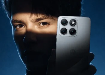 نمای پشت گوشی هوشمند موتورولا با ماژول دوربین دوگانه و طراحی مینیمال بدنه، در فضایی تاریک با نورپردازی سینمایی