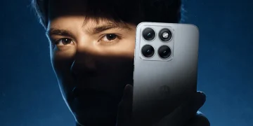 نمای پشت گوشی هوشمند موتورولا با ماژول دوربین دوگانه و طراحی مینیمال بدنه، در فضایی تاریک با نورپردازی سینمایی