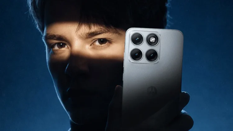 نمای پشت گوشی هوشمند موتورولا با ماژول دوربین دوگانه و طراحی مینیمال بدنه، در فضایی تاریک با نورپردازی سینمایی