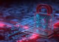 یک طرح گرافیکی سه‌بعدی از یک قفل قرمز درخشان روی مدارهای الکترونیکی که نماد امنیت داده و حملات سایبری است.