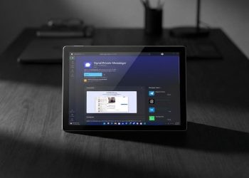 یک تبلت روی میز که صفحه اپلیکیشن Signal Private Messenger را در محیط مایکروسافت استور نشان می‌دهد.