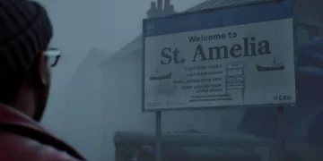 نمایی سینمایی و مه‌آلود از تابلوی خوش‌آمدگویی St. Amelia در دنیای بازی Silent Hill: Townfall؛ محیطی سرد و وهم‌آلود با دید محدود، ساختمان‌های محو در پس‌زمینه و فضایی روان‌شناختی که حس انزوا و ترس تدریجی را القا می‌کند.
