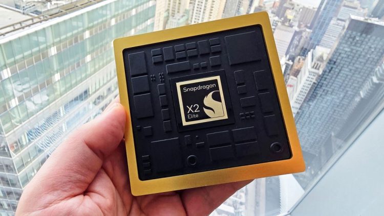 یک ماژول پردازنده Snapdragon X2 Elite با حاشیه طلایی که در دست گرفته شده است.