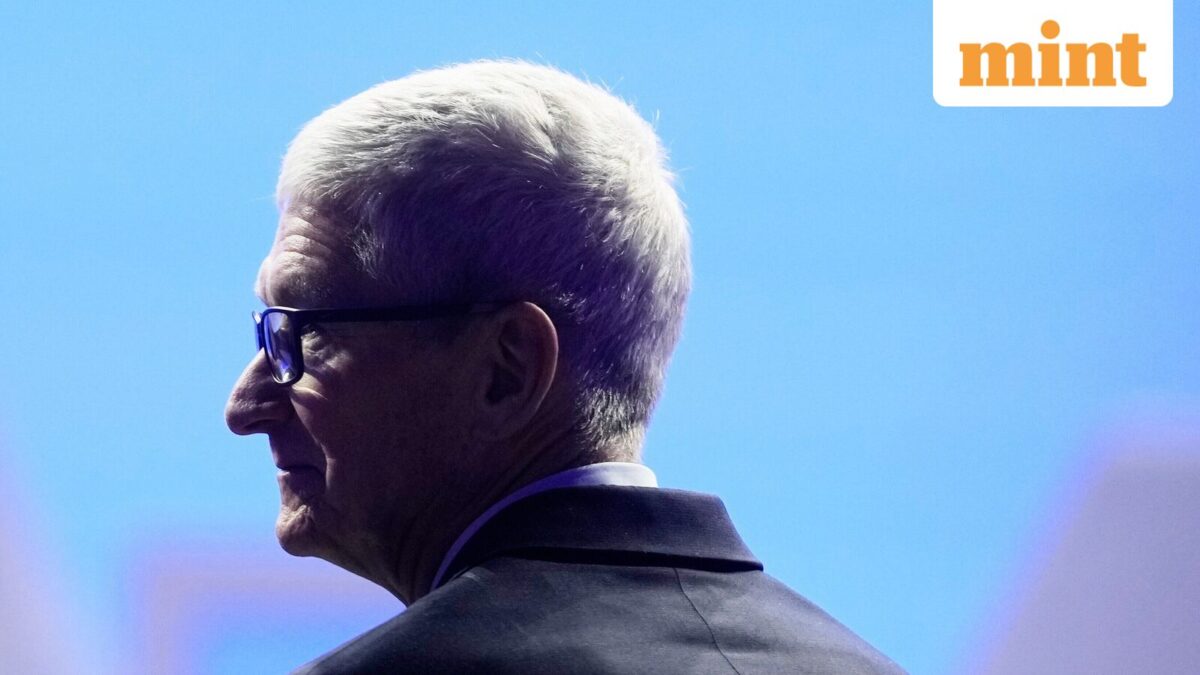 پروفایل نیم‌رخ تیم کوک، مدیرعامل اپل، در یک کنفرانس خبری.