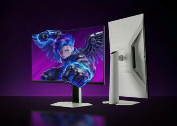 نمای جلو و پشت مانیتور گیمینگ سفید TCL مدل Thunderbird Q7A Pro با تصویر یک شخصیت بازی روی صفحه.