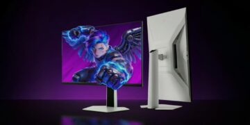 نمای جلو و پشت مانیتور گیمینگ سفید TCL مدل Thunderbird Q7A Pro با تصویر یک شخصیت بازی روی صفحه.