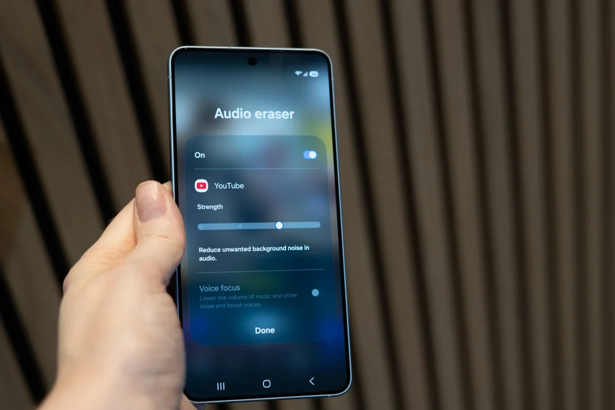 نمای جلوی گلکسی S26 که ویژگی Audio Eraser (پاککننده صوتی) را در رابط کاربری سامسونگ نشان میدهد.