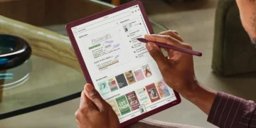 شخصی که با یک قلم بنفش در حال یادداشت‌برداری روی تبلت کیندل اسکرایب کالرسافت (Kindle Scribe Colorsoft) است.