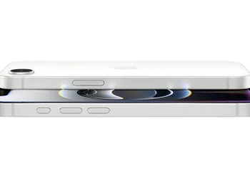 دو نمای زاویه‌ای از گوشی Apple iPhone 17e، طراحی سفید، دوربین تک لنز پشت و نمایشگر تخت با ناچ، ظاهر مدرن‌تر و لبه‌های یکنواخت؛ تصویر گوشی لایه‌بندی شده، دکمه‌های فیزیکی، بدنه مینیمال و زیبایی خاص نسخه اقتصادی آیفون را توصیف می‌کند.