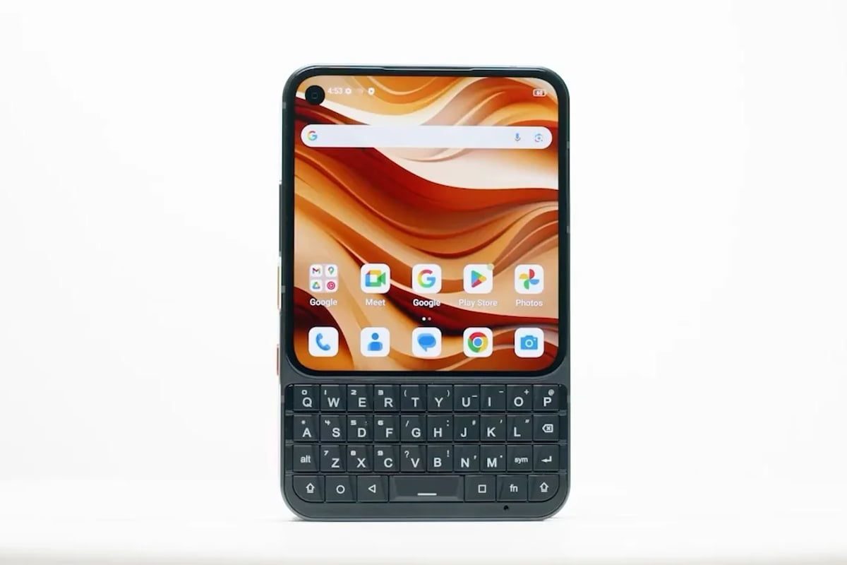 نمای روبه‌رو از گوشی Unihertz Titan 2 Elite با طراحی کلاسیک و کیبورد فیزیکی QWERTY در بخش پایینی. نمایشگر مستطیلی با گوشه‌های گرد، رابط کاربری اندروید و آیکن‌های پیش‌فرض Google را نمایش می‌دهد. بدنه ضخیم و صنعتی دستگاه، تمرکز آن بر بهره‌وری، تایپ فیزیکی و کاربران حرفه‌ای را برجسته می‌کند.