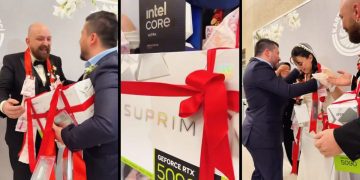 مهمانان یک مراسم عروسی در حال هدیه دادن جعبه کارت گرافیک Nvidia RTX 5090 به عروس و داماد.