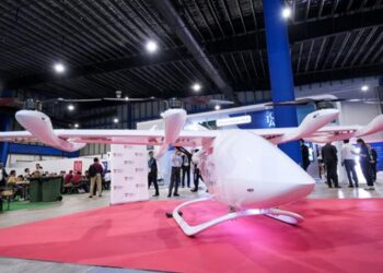 سنگاپور از نخستین هواپیمای عمودپرواز خود رونمایی کرد