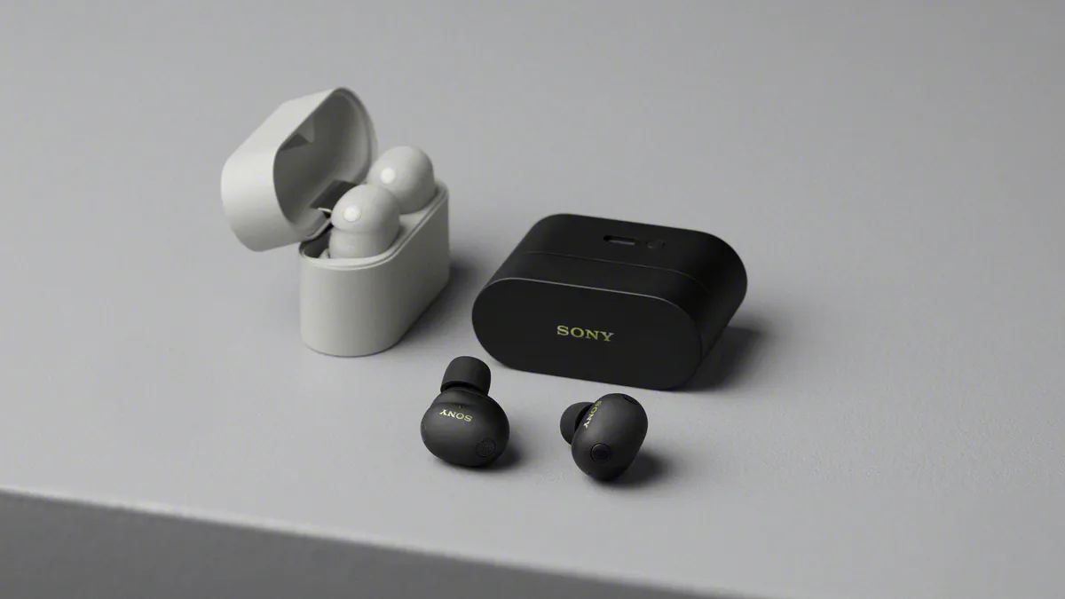 دو جفت هدفون Sony WF-1000XM6 در رنگ‌های مشکی و نقره‌ای به همراه کیس‌های شارژ.