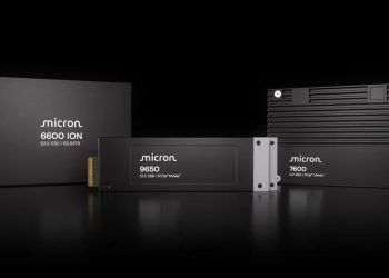 نمای استودیویی از چند درایو SSD سازمانی Micron شامل مدل‌های Micron 9650، Micron 7600 و Micron 6600 ION با فرم‌فکتور E3.S و رابط PCIe NVMe، قرارگرفته روی پس‌زمینه کاملاً مشکی. طراحی صنعتی مینیمال، بدنه فلزی مشکی مات، کانکتورهای E3.S و چینش افقی و عمودی محصولات، تمرکز تصویر را بر کاربرد دیتاسنتری و ذخیره‌سازی پرسرعت نشان می‌دهد.