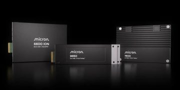 نمای استودیویی از چند درایو SSD سازمانی Micron شامل مدل‌های Micron 9650، Micron 7600 و Micron 6600 ION با فرم‌فکتور E3.S و رابط PCIe NVMe، قرارگرفته روی پس‌زمینه کاملاً مشکی. طراحی صنعتی مینیمال، بدنه فلزی مشکی مات، کانکتورهای E3.S و چینش افقی و عمودی محصولات، تمرکز تصویر را بر کاربرد دیتاسنتری و ذخیره‌سازی پرسرعت نشان می‌دهد.