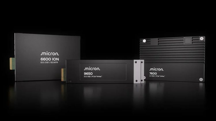 نمای استودیویی از چند درایو SSD سازمانی Micron شامل مدلهای Micron 9650، Micron 7600 و Micron 6600 ION با فرمفکتور E3.S و رابط PCIe NVMe، قرارگرفته روی پسزمینه کاملاً مشکی. طراحی صنعتی مینیمال، بدنه فلزی مشکی مات، کانکتورهای E3.S و چینش افقی و عمودی محصولات، تمرکز تصویر را بر کاربرد دیتاسنتری و ذخیرهسازی پرسرعت نشان میدهد.